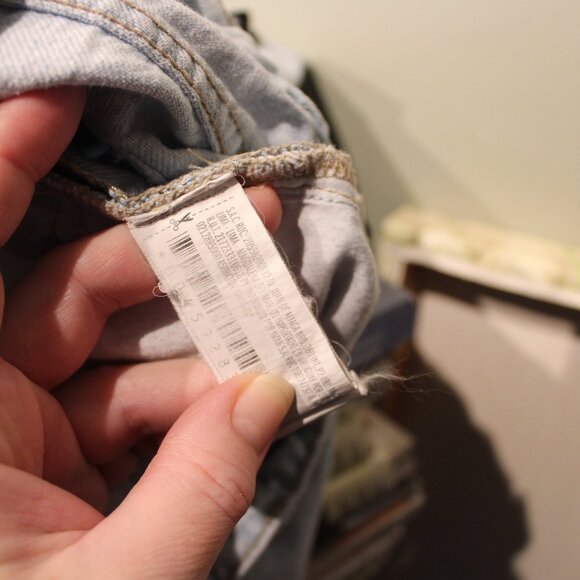 Forever 21 Premium Light Wash Relaxed Fit Jean - Size 29 - Picture 10 of 11